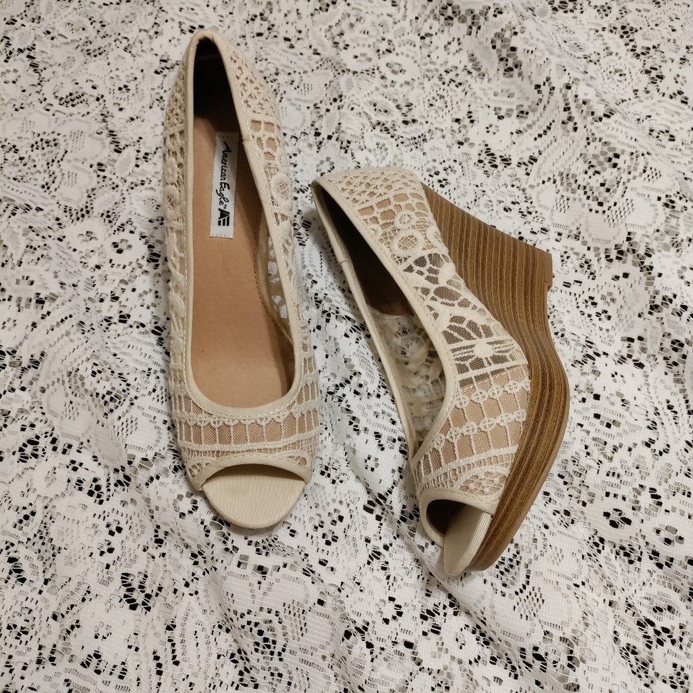 American Eagle Lace Peep Toe Wedges Size 7.5